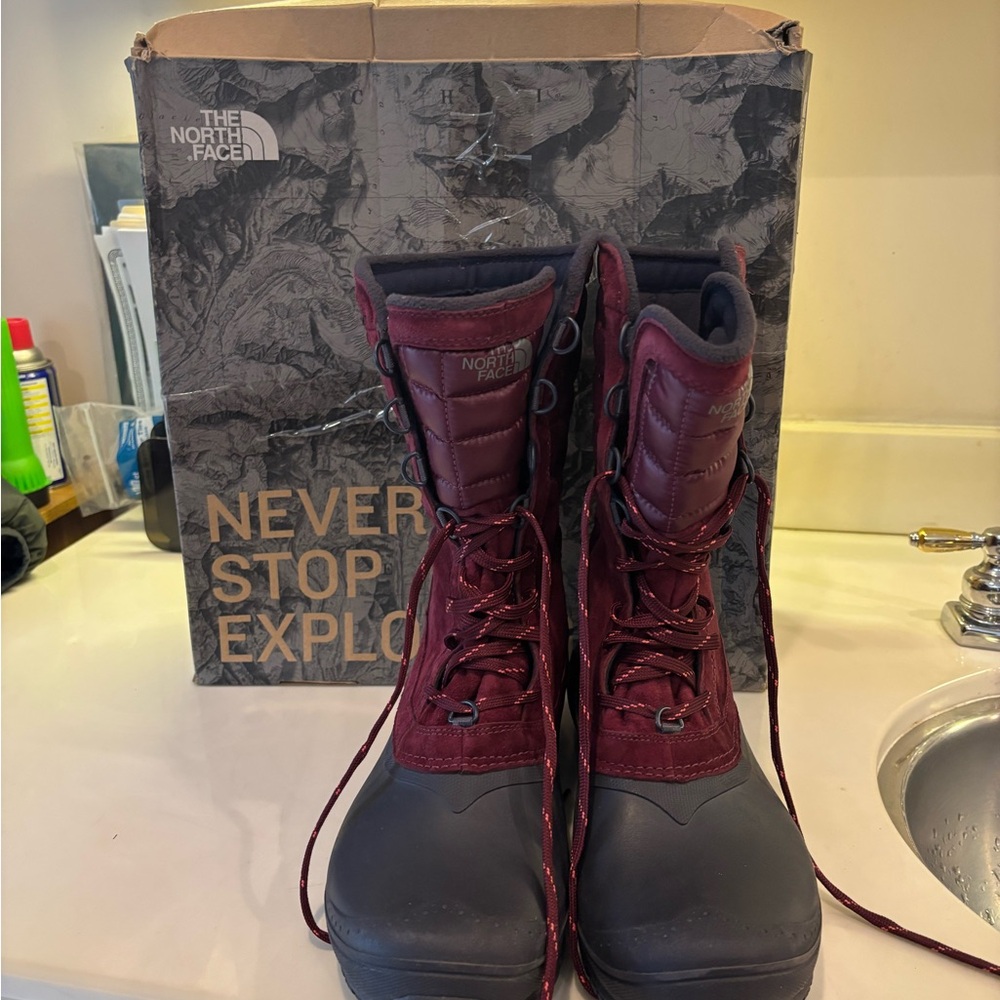 The North Face Burgundy Black Waterproof Insulated Snow Boots Like New with box